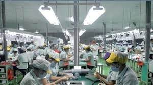 Les fournisseurs d’Apple et de Samsung font dormir les travailleurs dans les usines au Vietnam pour éviter de propager le COVID-19
